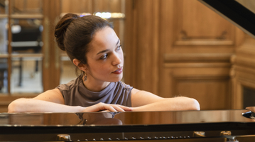 STRATTON, Emma Stratton ©Kateryna Hussing