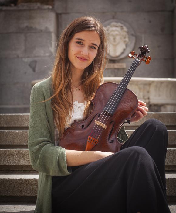 Adriana Snape, viola