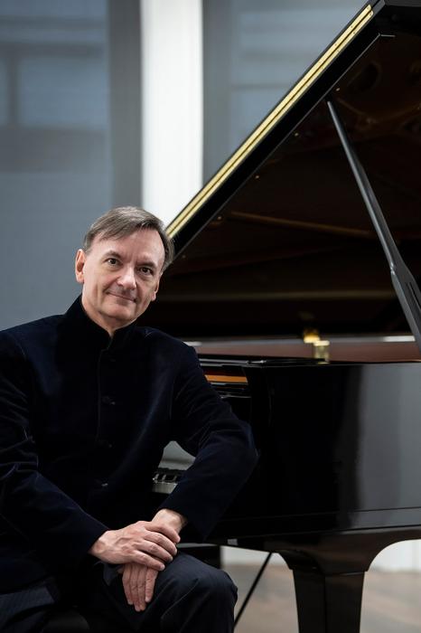 Stephen Hough, piano