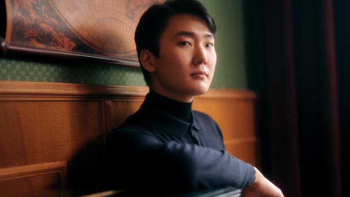 Seong-Jin_Cho (c)Christoph Köstlin-Deutsche Grammophon