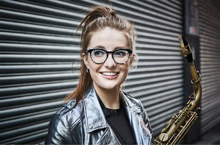 Jess Gillam, saxo