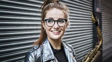 Jess Gillam, saxo